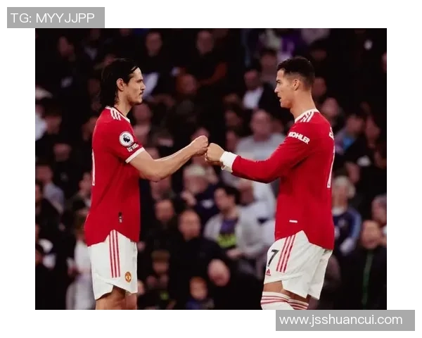 足球明星庆祝胜利的手势背后蕴含的激情与团队精神解析